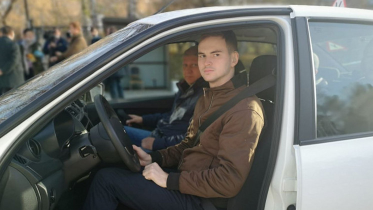 Тысячный слушатель проходит обучение в автошколе для людей с инвалидностью в Новосибирской области