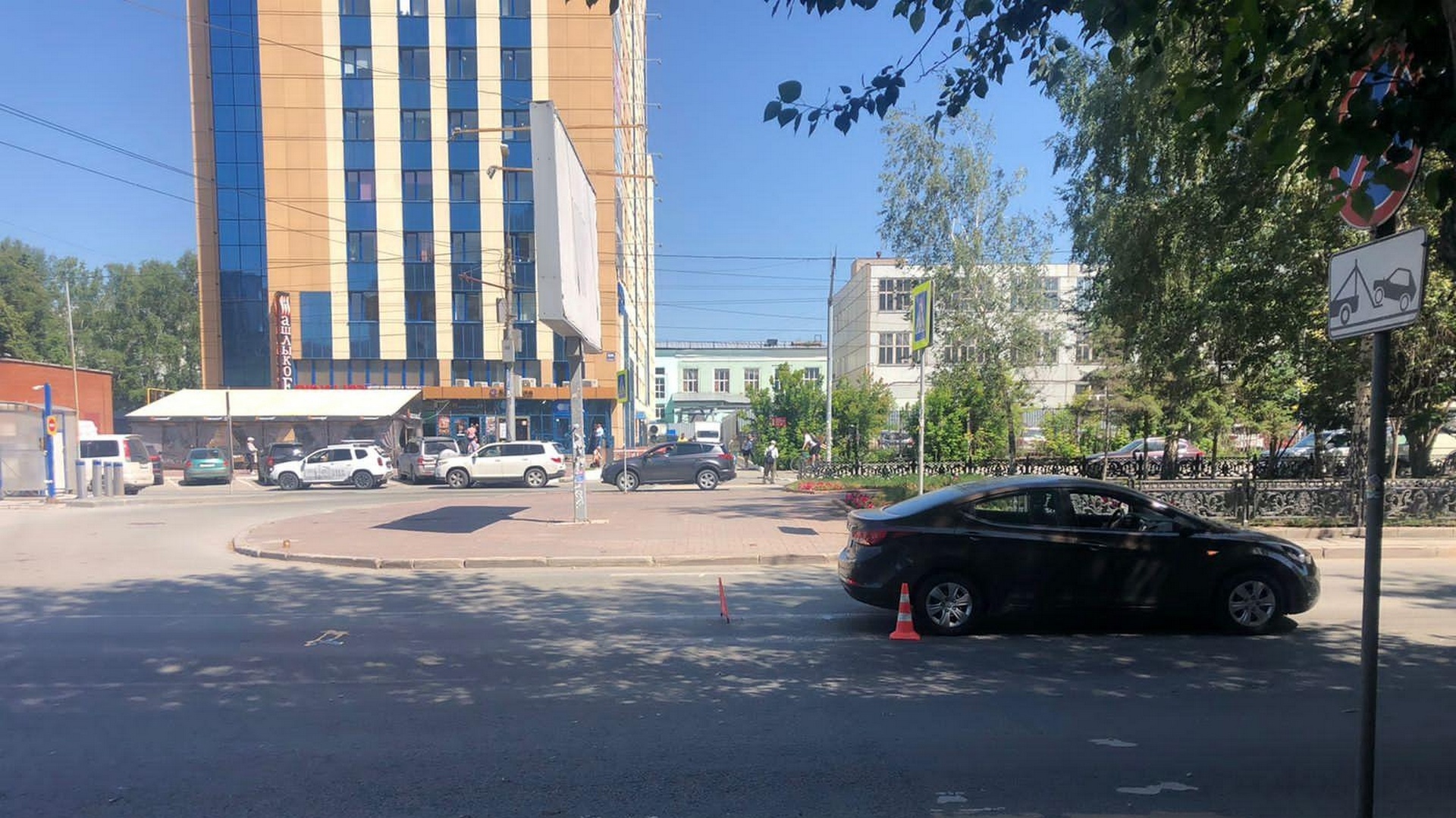 В Новосибирске водитель автомобиля сбил женщину около площади Калинина
