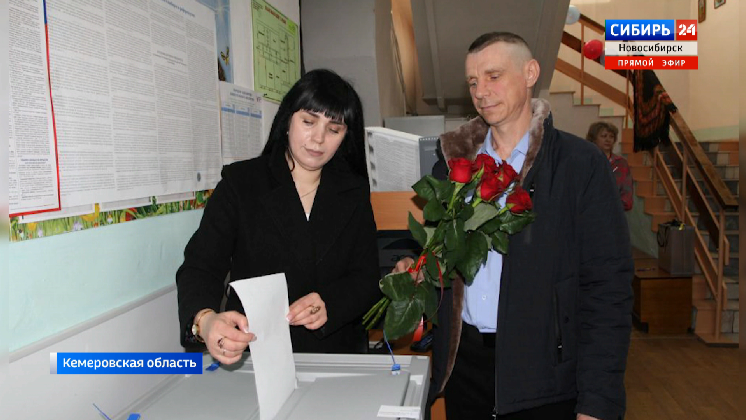 Жители Кемеровской области пришли на избирательный участок сразу после свадьбы 