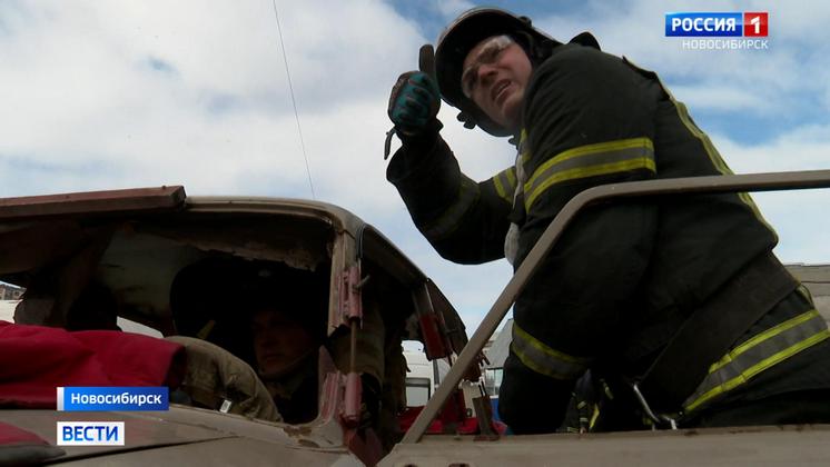 Новосибирские спасатели соревновались на скорость в распиливании автомобилей 