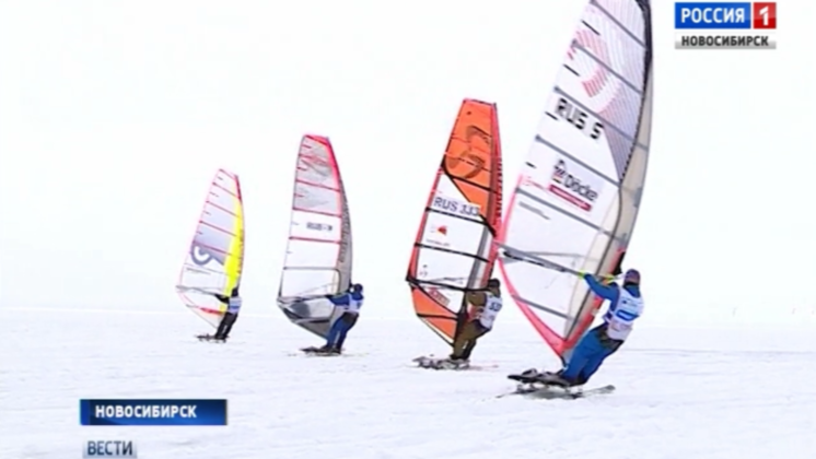 Сотни спортсменов выбрались ловить ветер на лёд Обского моря