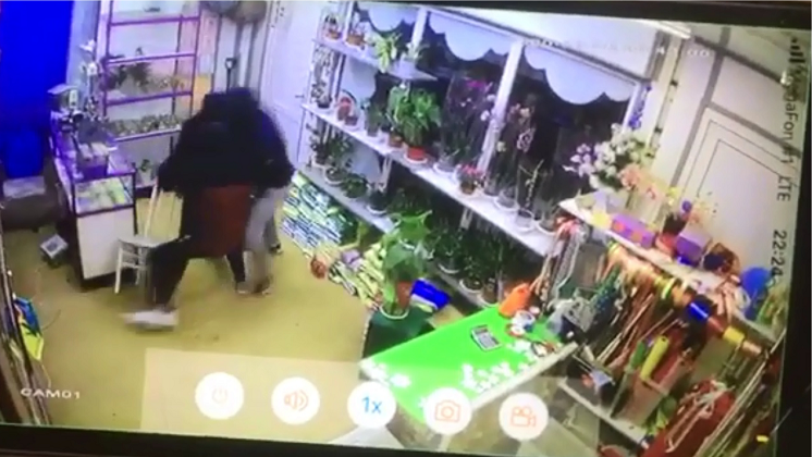 Ограбление цветочной лавки попало на камеры видеонаблюдения в Новосибирске