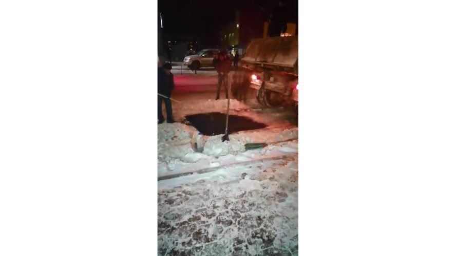 В Новосибирске укладывают асфальт поверх снега: видео