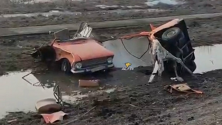 В ДТП под Новосибирском автомобиль разорвало пополам и отбросило в кювет