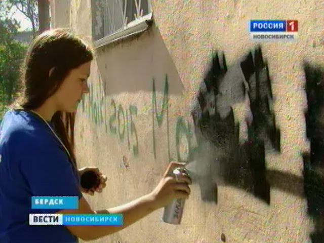 Общественники собственными силами борются с рекламой курительных смесей на стенах домов