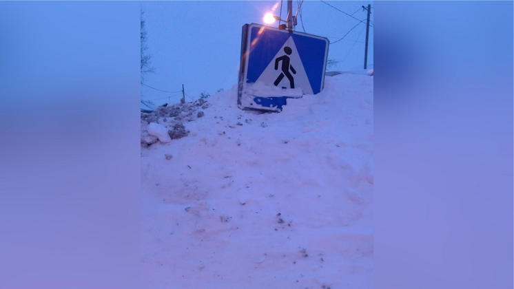 Пешеходный знак на улице Кубовой завалили снегом в Новосибирске