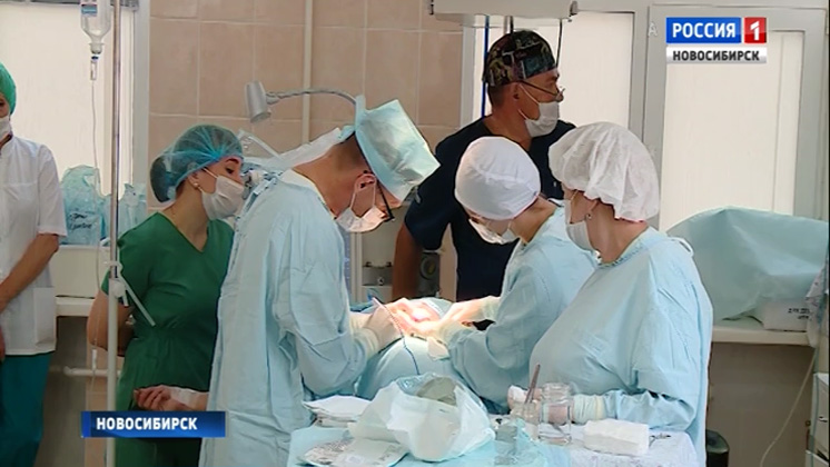 Новосибирские врачи удалили с шеи пациентки гигантскую опухоль
