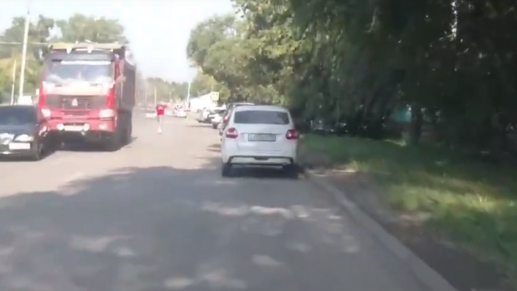 В Новосибирске самосвал ехал по дороге без водителя