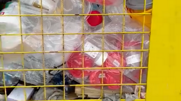 Потенциально опасные медицинские отходы нашли новосибирцы в дворовой мусорке
