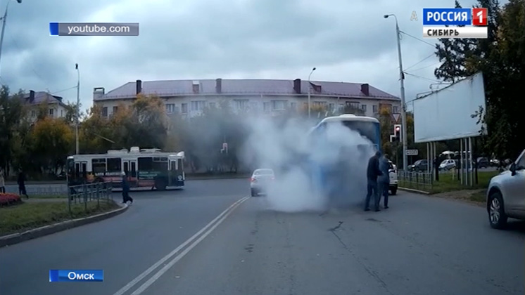 Автобус с пассажирами загорелся в Омске во время движения