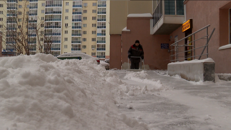 Дорожные службы экстренно убирают сугробы снега с улиц Новосибирска