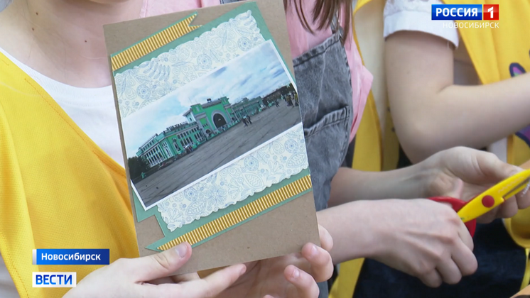 Новосибирские школьники делают открытки для ребят из больниц