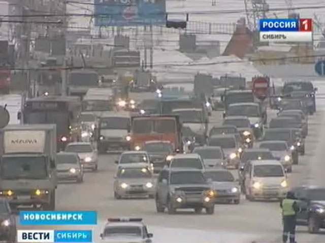 Жители мегаполисов Сибири стоят в дорожных пробках
