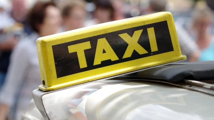 В Новосибирске таксист перевёл себе почти 10 тысяч рублей через забытый пассажиркой телефон
