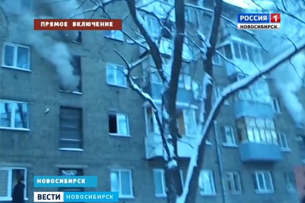 Пожарные спасли ребенка с балкона горящего дома в Новосибирске