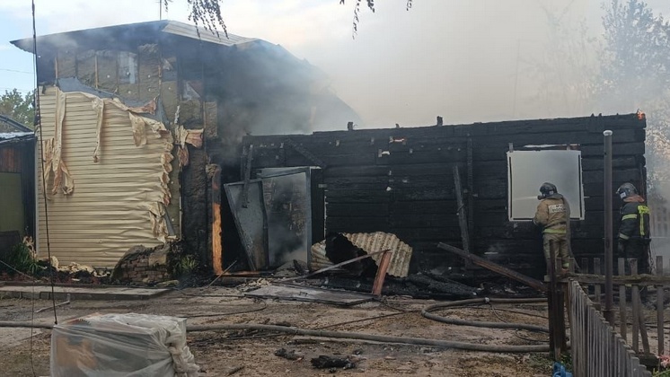 В Новосибирске пожарные спасли застрявшего в горящем доме человека