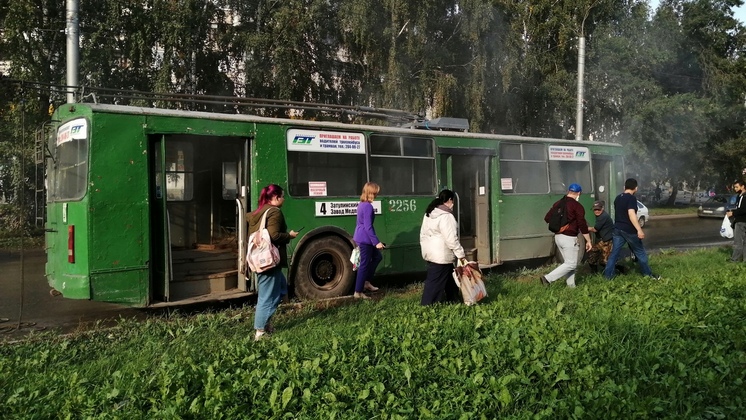 В Новосибирске из троллейбуса эвакуировали пассажиров из-за задымления