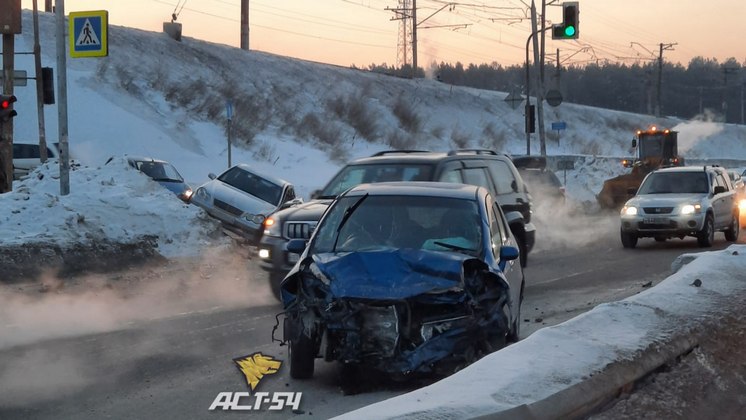 Авария трех автомобилей спровоцировала пробку на Бердском шоссе в Новосибирске