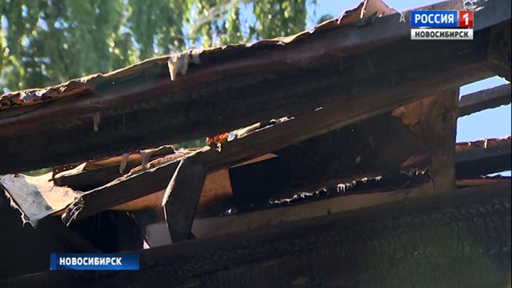 В деревянном многоквартирном доме в Новосибирске обвалились перекрытия