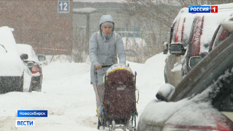 Последствия обильного снегопада устраняют в Новосибирске