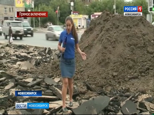 В Новосибирске рабочие убрали землю со свежеуложенного асфальта