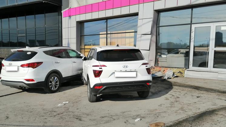 В Новосибирске водитель Subaru протаранил мебельный магазин и два Hyundai и скрылся