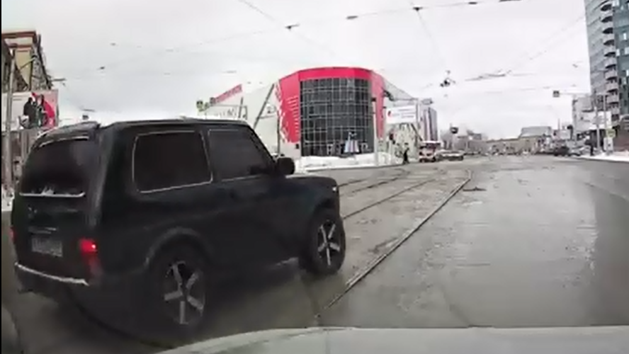 «Вопиющее нарушение»: новосибирец снял манёвр водителя-лихача на видео