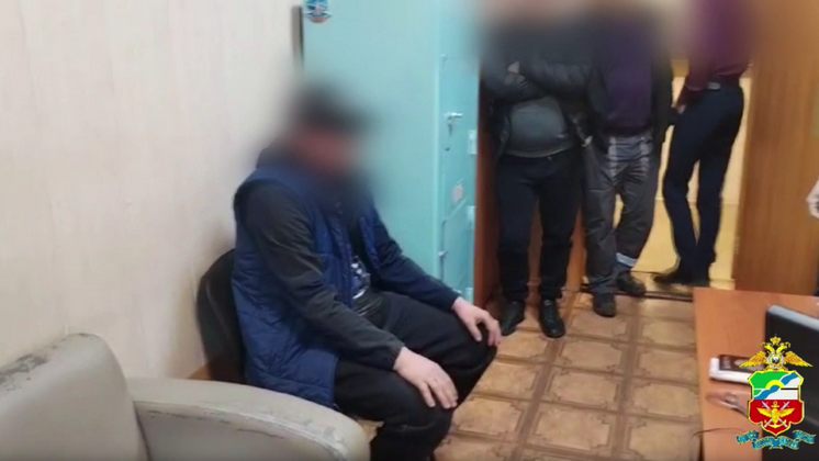 В Новосибирской области полицейские поймали дилера с наркотиками в носках 