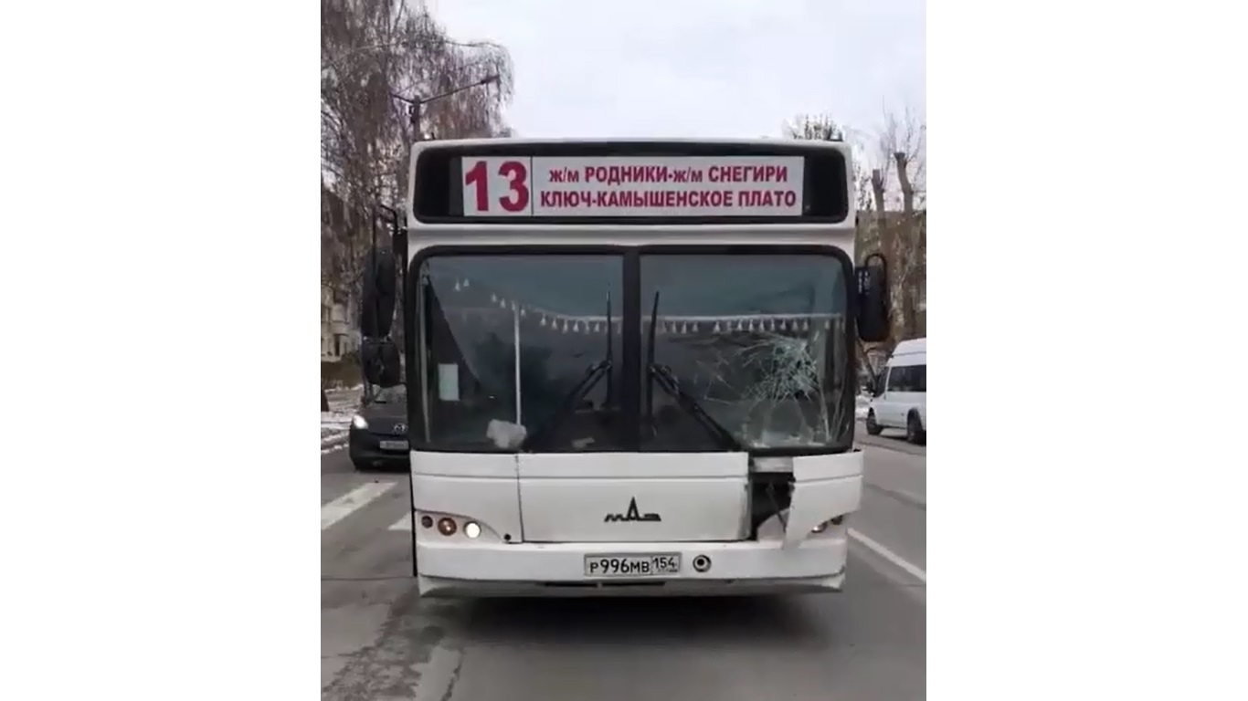 В Новосибирске около остановки автобус сбил девушку