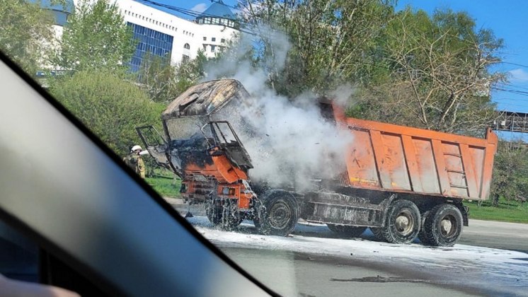 В Новосибирске вспыхнула кабина грузовика на улице Большевистской