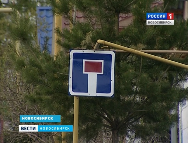 Жители улицы Шевцовой перекрыли шлагбаумом въезд для сотни домов