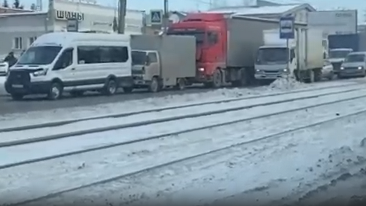 В Новосибирске образовалась пробка из-за тройного ДТП