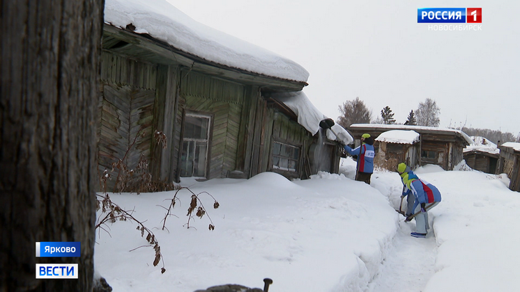 Студенты помогают одиноким пенсионерам в районах Новосибирской области