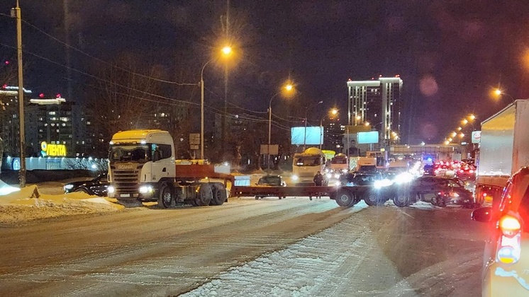 Авария с фурой, тягачом и легковой машиной перекрыла улицу Большевистскую в Новосибирске