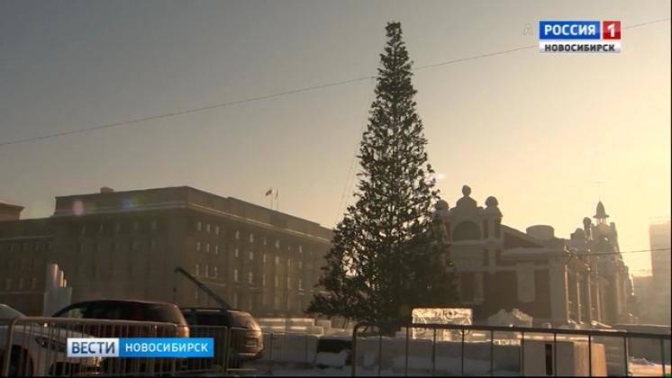 На площади Ленина начали устанавливать главную ёлку Новосибирска