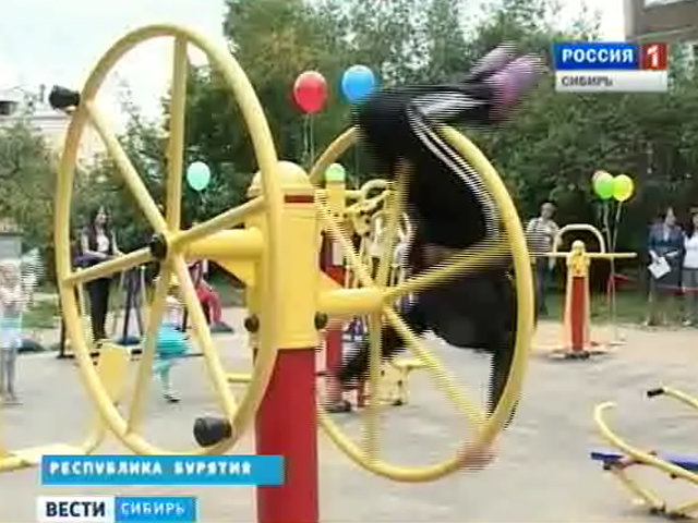 Детские площадки в городах Сибири делают безопаснее для детей