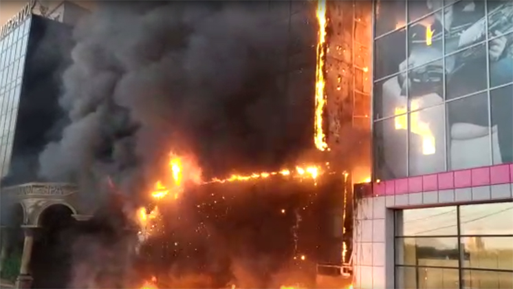 В центре Новосибирска загорелся банкетный комплекс