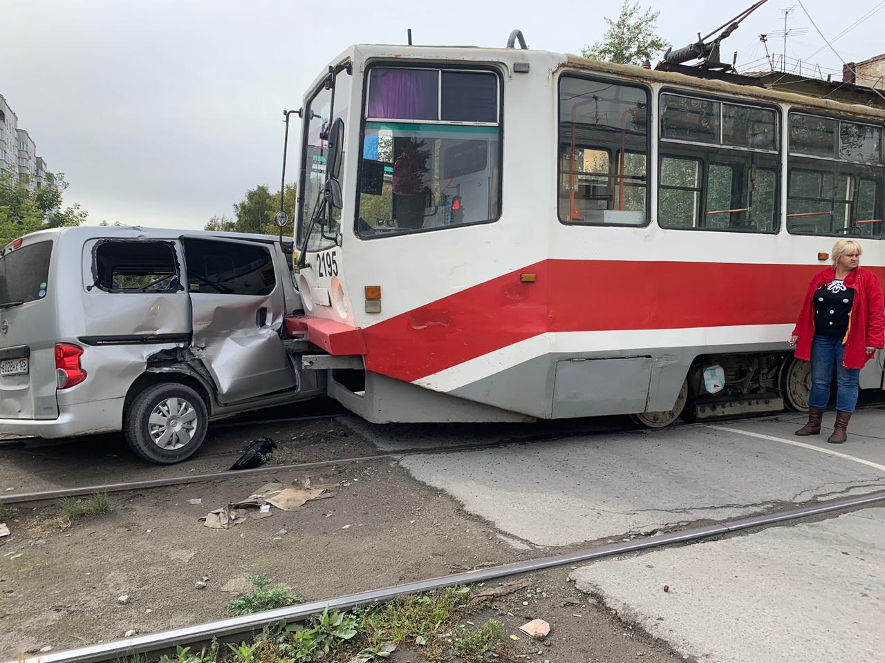 Трамвай столкнулся с автомобилем в Новосибирске