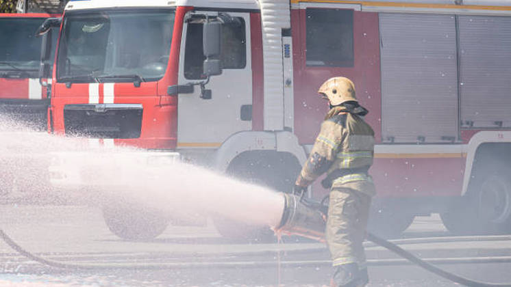 В Новосибирске вспыхнул пожар в частном доме на улице Акмолинской