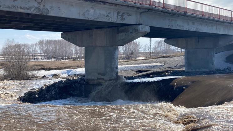 Вода размывает опору моста в Новосибирской области