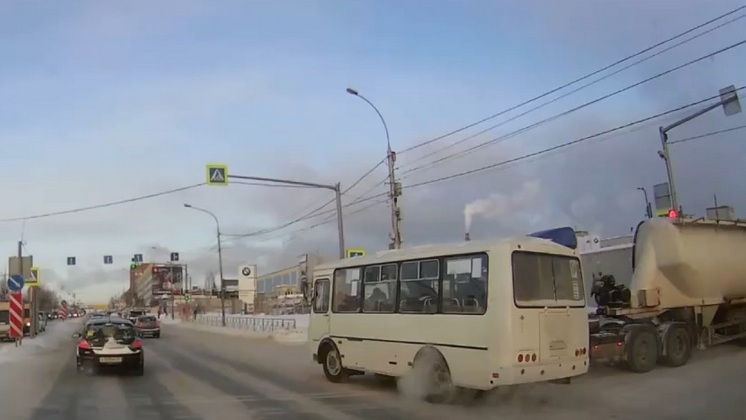 Цементовоз влетел в пассажирский автобус в Новосибирске