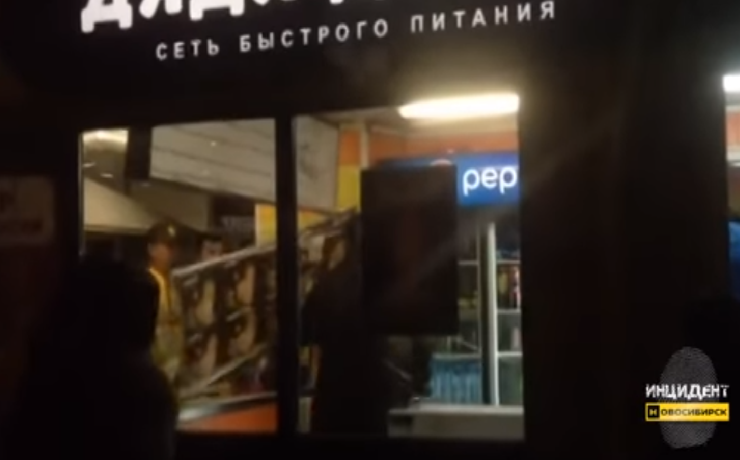 Мужчина разгромил кафе фаст-фуд в Новосибирске