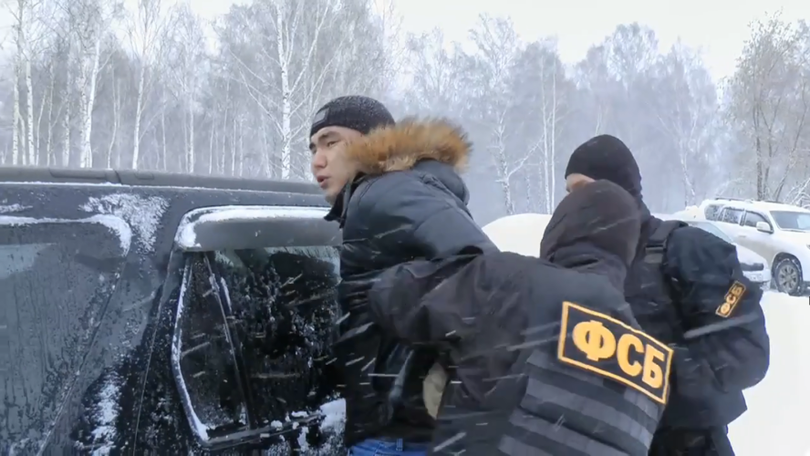 В ФСБ показали видео задержания преступной группы в Новосибирске