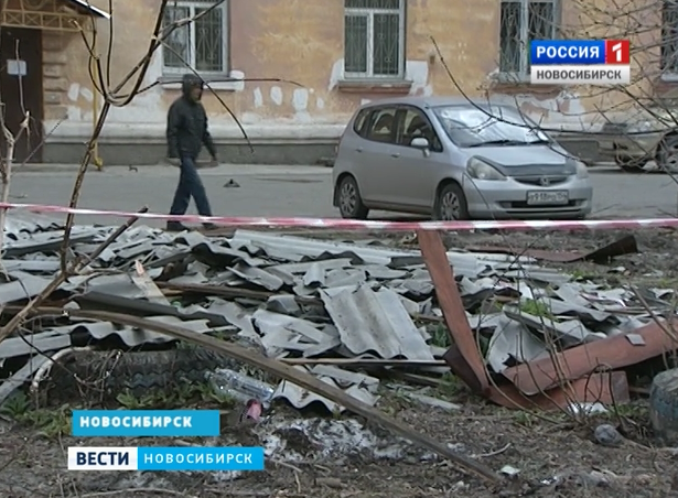 В Новосибирске из-за штормового ветра пострадали две женщины