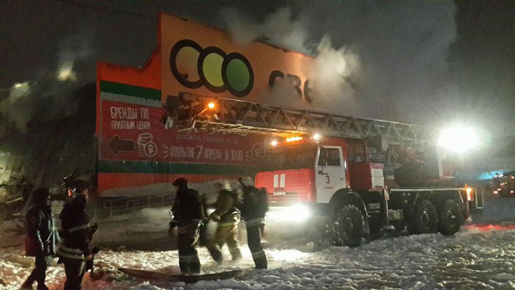 В Томске горит торговый центр на площади 1000 кв. метров
