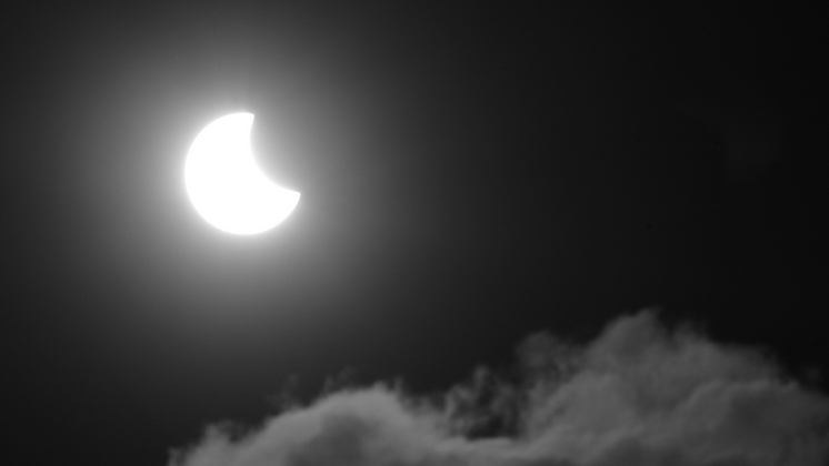 Новосибирцы поделились фотографиями и видео кольцеобразного солнечного затмения