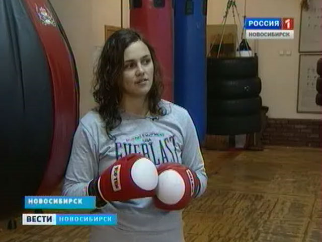 В преддверии 8 марта в Новосибирске поздравили девушку в боксерских перчатках