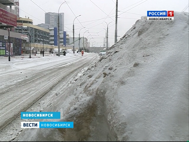  Коммунальщики так и не убрали опасную кучу снега на остановке на площади Маркса