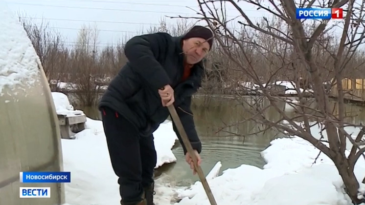 Земли частных домов в Новосибирске затопило технической водой со шлаком