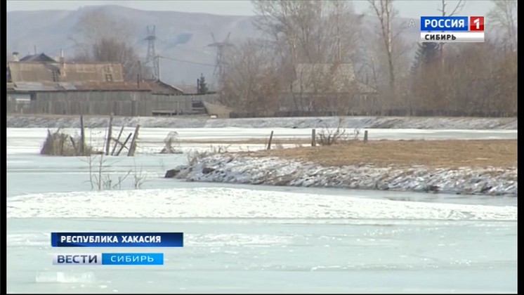 В Хакасии несколько домов оказались в плену льда из-за огромной ледяной плиты